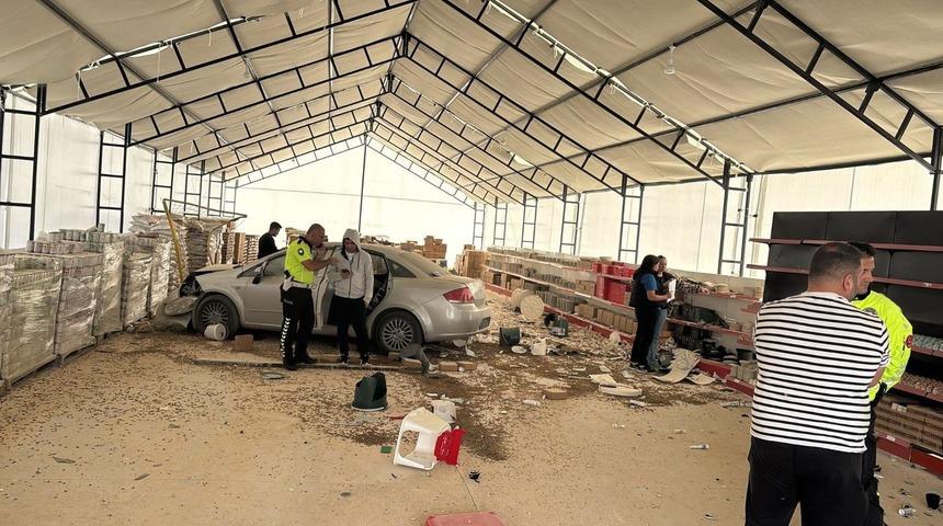 Bilecik'te Kontrolden Çıkan Araç, İş Yerine Girdi