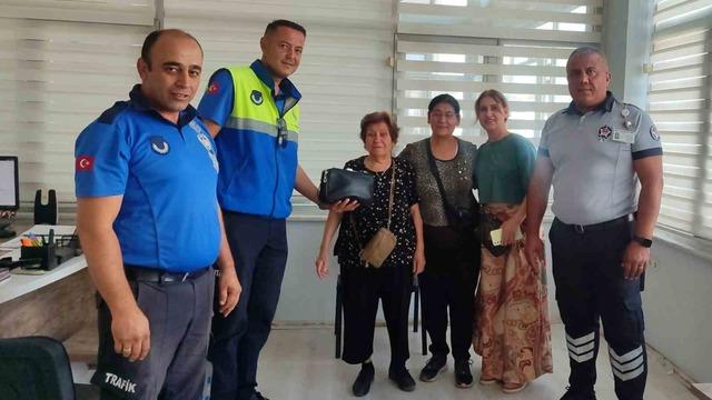 İçinde para, bilezik, yüzük ve altın vardı! Çantayı bulan kişi bakın ne yaptı