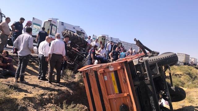 Devrilen traktör römorkunun altına kaldı, hayatını kaybetti