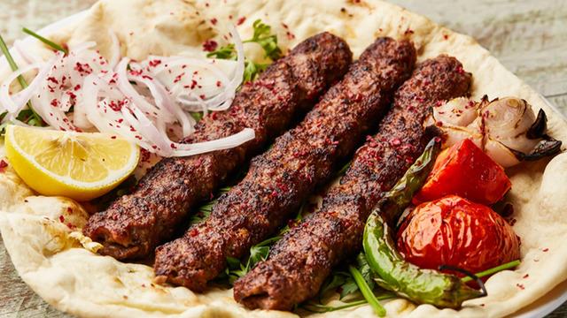 Evde Adana kebap yapımı: Adana kebap nasıl yapılır? Pratik ve leziz Adana kebap tarifi…