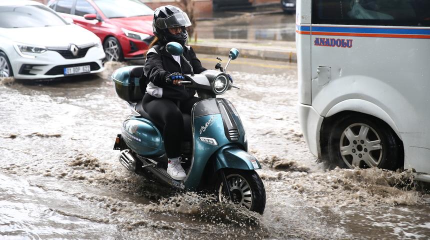 Adana'da sağanak hayatı olumsuz etkiledi