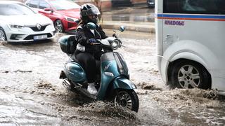 Adana'da sağanak hayatı olumsuz etkiledi