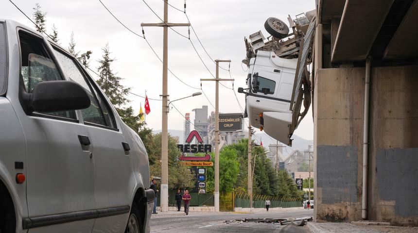 İzmir'de viyadükte asılı kalan tırın sürücüsü yaralandı
