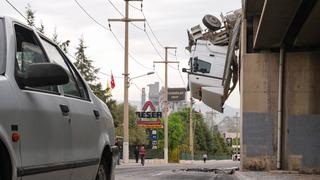 İzmir'de viyadükte asılı kalan tırın sürücüsü yaralandı