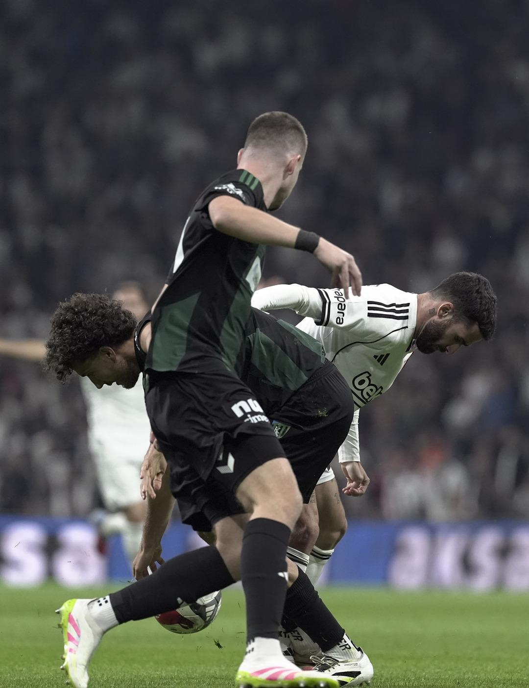 Beşiktaş, Galatasaray derbisi öncesi Dolmabahçe de hata yapmadı! Kara Kartal Kocaelispor u 3-1 mağlup etti 3