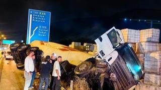 Amasya'da tanker devrildi: Sürücü yaralandı