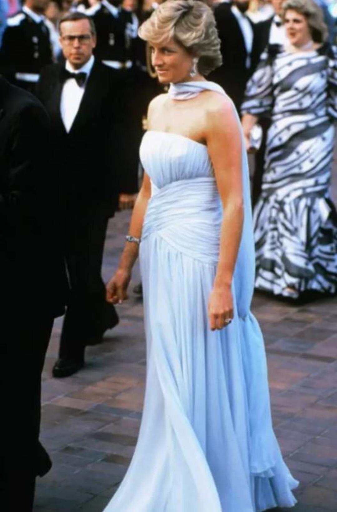 Prenses Diana nın mavi elbisesi ve zarif bir selam 1
