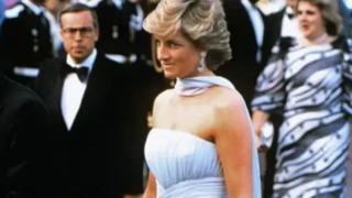 Prenses Diana'nın mavi elbisesi ve zarif bir selam