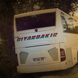 Katliam gibi kaza! Yolcu otobüsü ile otomobil çarpıştı: Yol trafiğe kapatıldı