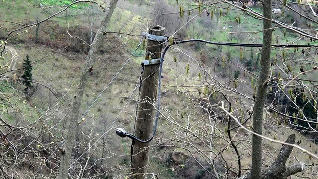 Telefon şebeke kabloları çalınan mahallenin iletişimi kesildi