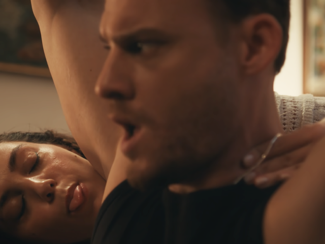 Öykü Karayel Kerem Bürsin'in koltukaltını yaladı! Kamera arkası dikkat çekti