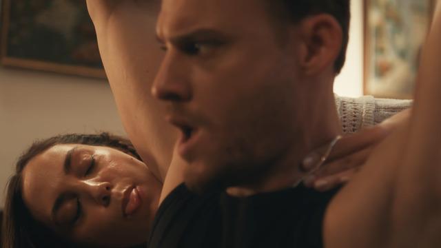 Öykü Karayel Kerem Bürsin'in koltukaltını yaladı! Kamera arkası dikkat çekti