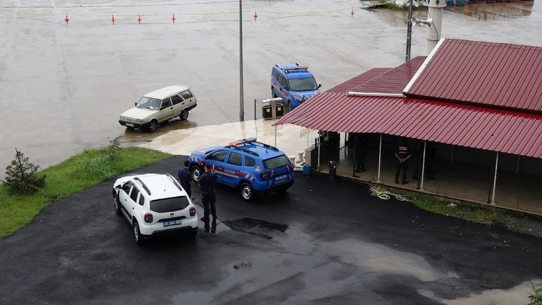 Trabzon u teyakkuza geçirdi, İstanbul dan özel ekip istendi! Yabancı menşeli cisim alarmı: "İçinde bomba olduğu tespit edildi" 14