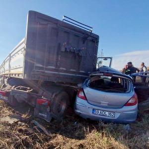 TIR, otomobile çarptı; 1’i ağır 2 yaralı