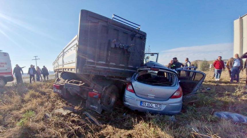 TIR, otomobile çarptı; 1’i ağır 2 yaralı