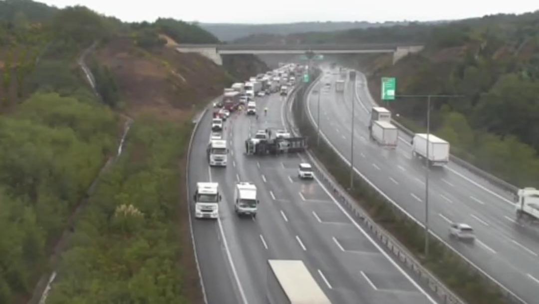 Kuzey Marmara Otoyolu nda TIR devrildi! Trafik durma noktasına geldi 2