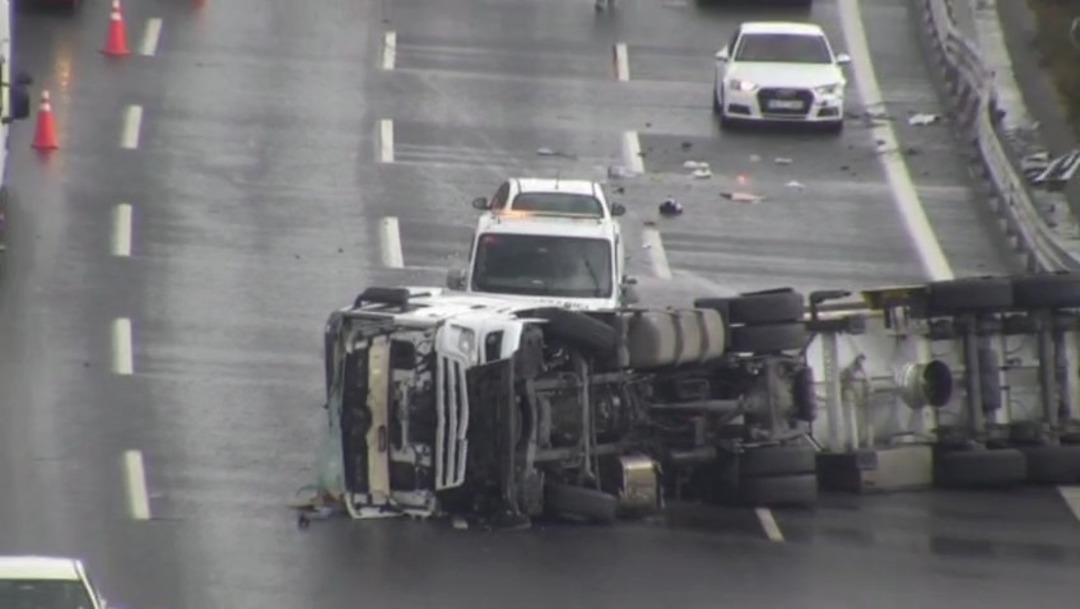 Kuzey Marmara Otoyolu nda TIR devrildi! Trafik durma noktasına geldi 1