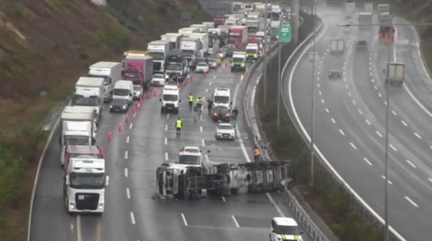 Kuzey Marmara Otoyolu'nda TIR devrildi! Trafik durma noktasına geldi