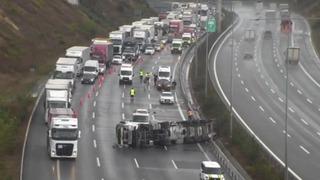 Kuzey Marmara Otoyolu'nda TIR devrildi! Trafik durma noktasına geldi