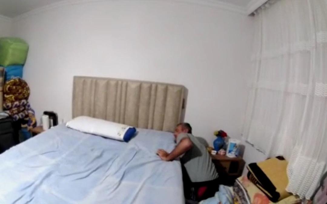 Yatak odasında yorganın altında kalarak saklanacağını sandı! Tutuklanarak cezaevine gönderildi 2