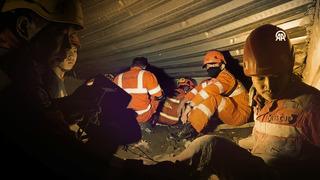 Endonezya kabusu yaşıyor! Yatılı okul binası çöktü... Enkaz altında çok sayıda çocuk var: Bazılarının cansız bedenleri görünüyor