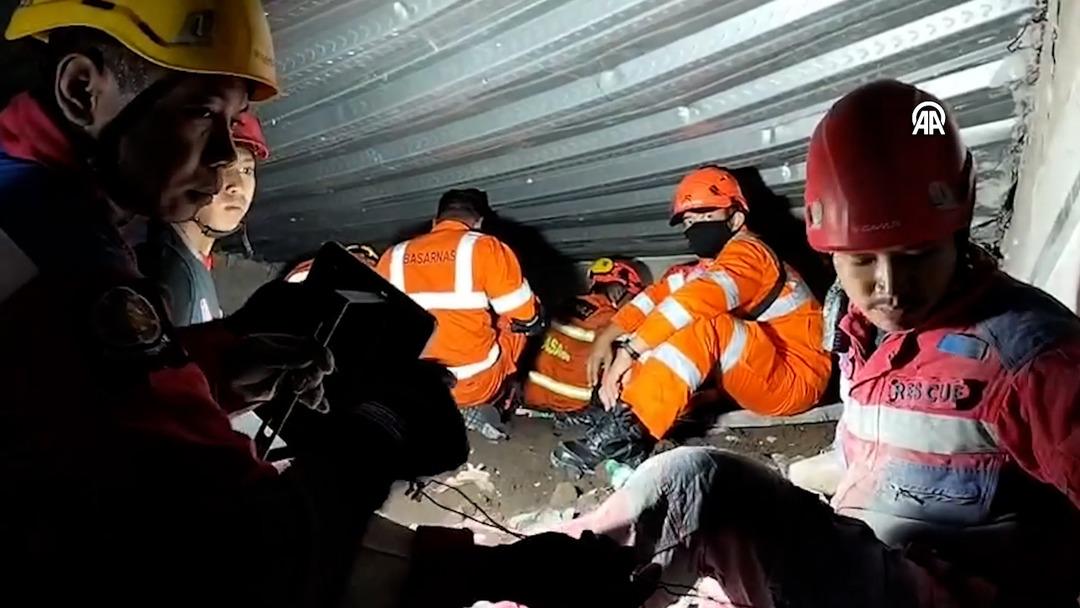 Endonezya kabusu yaşıyor! Yatılı okul binası çöktü... Enkaz altında çok sayıda çocuk var: Bazılarının cansız bedenleri görünüyor 1