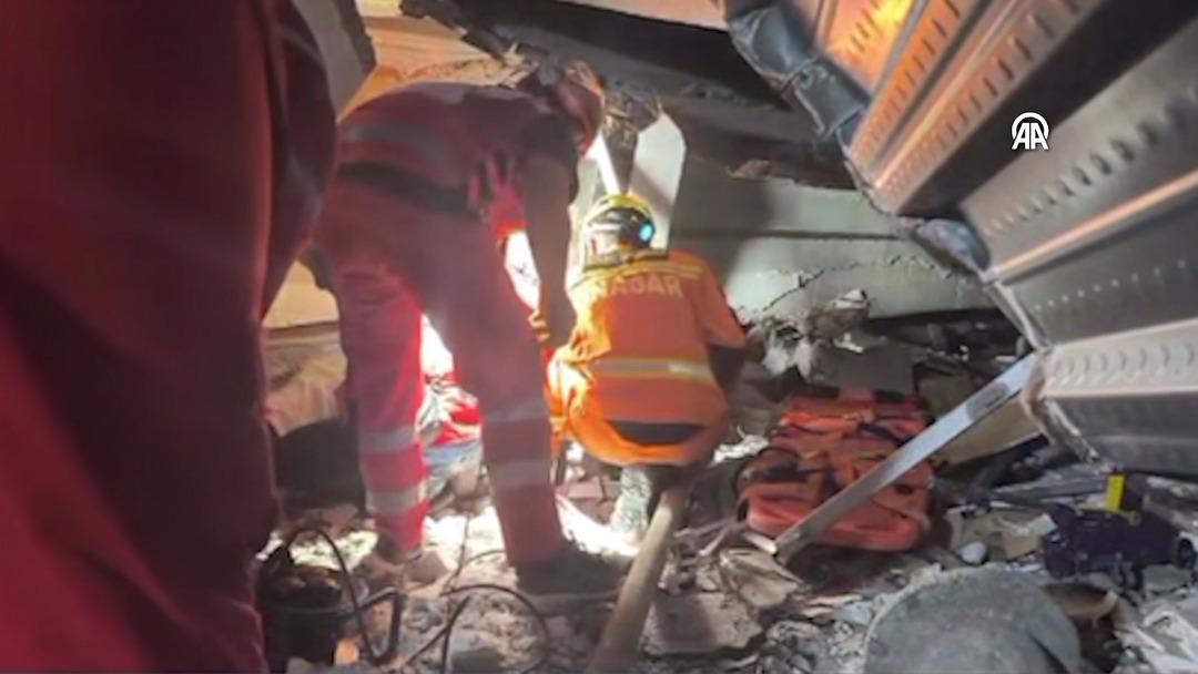 Endonezya kabusu yaşıyor! Yatılı okul binası çöktü... Enkaz altında çok sayıda çocuk var: Bazılarının cansız bedenleri görünüyor 2