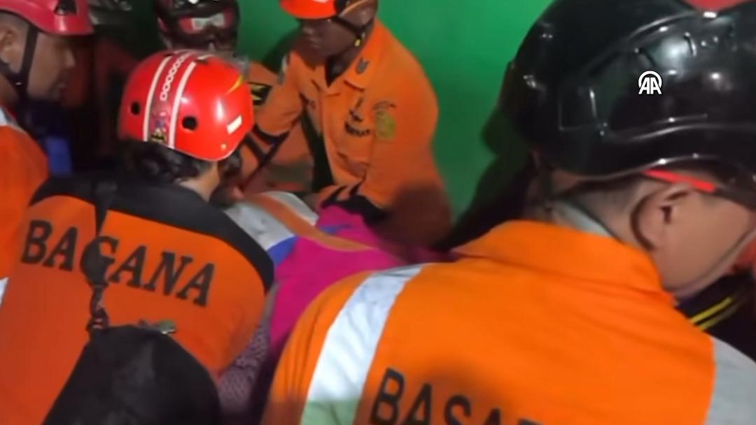 Endonezya kabusu yaşıyor! Yatılı okul binası çöktü... Enkaz altında çok sayıda çocuk var: Bazılarının cansız bedenleri görünüyor 3