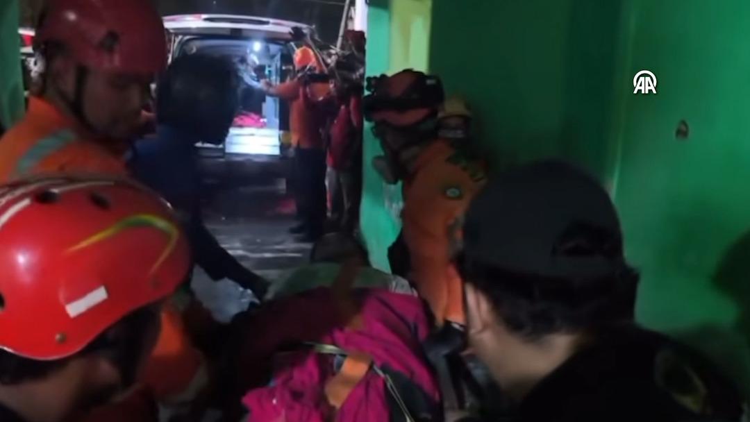 Endonezya kabusu yaşıyor! Yatılı okul binası çöktü... Enkaz altında çok sayıda çocuk var: Bazılarının cansız bedenleri görünüyor 4