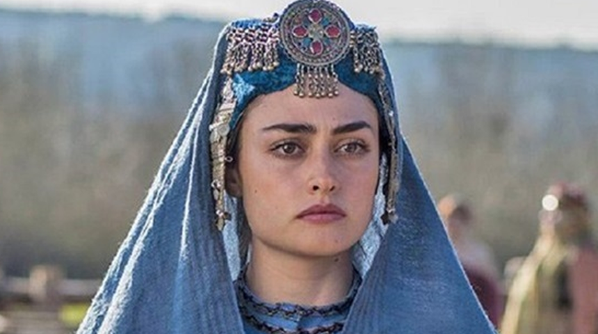 Esra Bilgiç'in sütyen-şort kombini! Hayranlarını mest etti