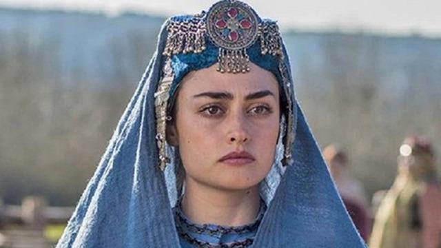 Esra Bilgiç'in sütyen-şort kombini! Hayranlarını mest etti
