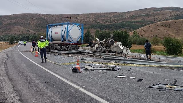 Son dakika | Sivas'ta otobüs ile TIR çarpıştı! Çok sayıda yaralı var