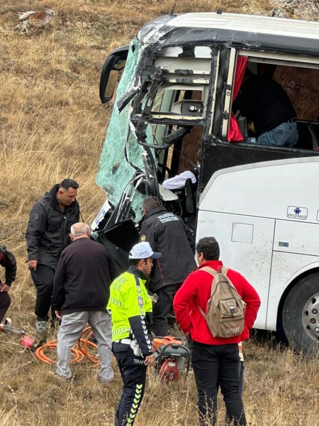 Son dakika | Sivas ta otobüs ile TIR çarpıştı! Çok sayıda yaralı var 1