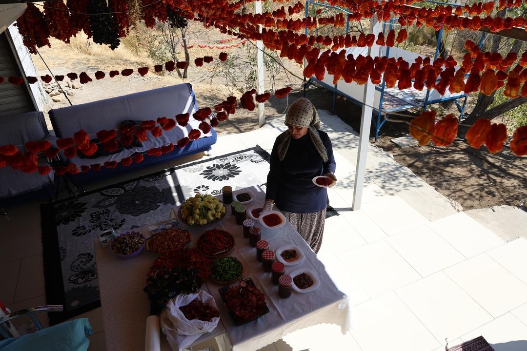 Eşi emekli olunca köyüne dönüp başladı! Yoğun talep var... 250 kilo yaptı, daha da yapacak 1