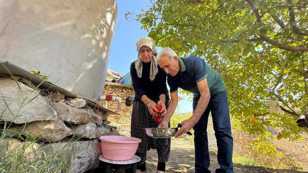 Eşi emekli olunca köyüne dönüp başladı! Yoğun talep var... 250 kilo yaptı, daha da yapacak 6