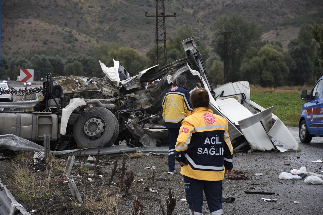 Sivas ta yolcu otobüsü ile TIR çarpıştı! Çok sayıda yaralı var 1