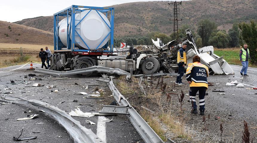 Sivas'ta yolcu otobüsü ile TIR çarpıştı! Çok sayıda yaralı var
