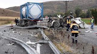 Sivas'ta yolcu otobüsü ile TIR çarpıştı! Çok sayıda yaralı var