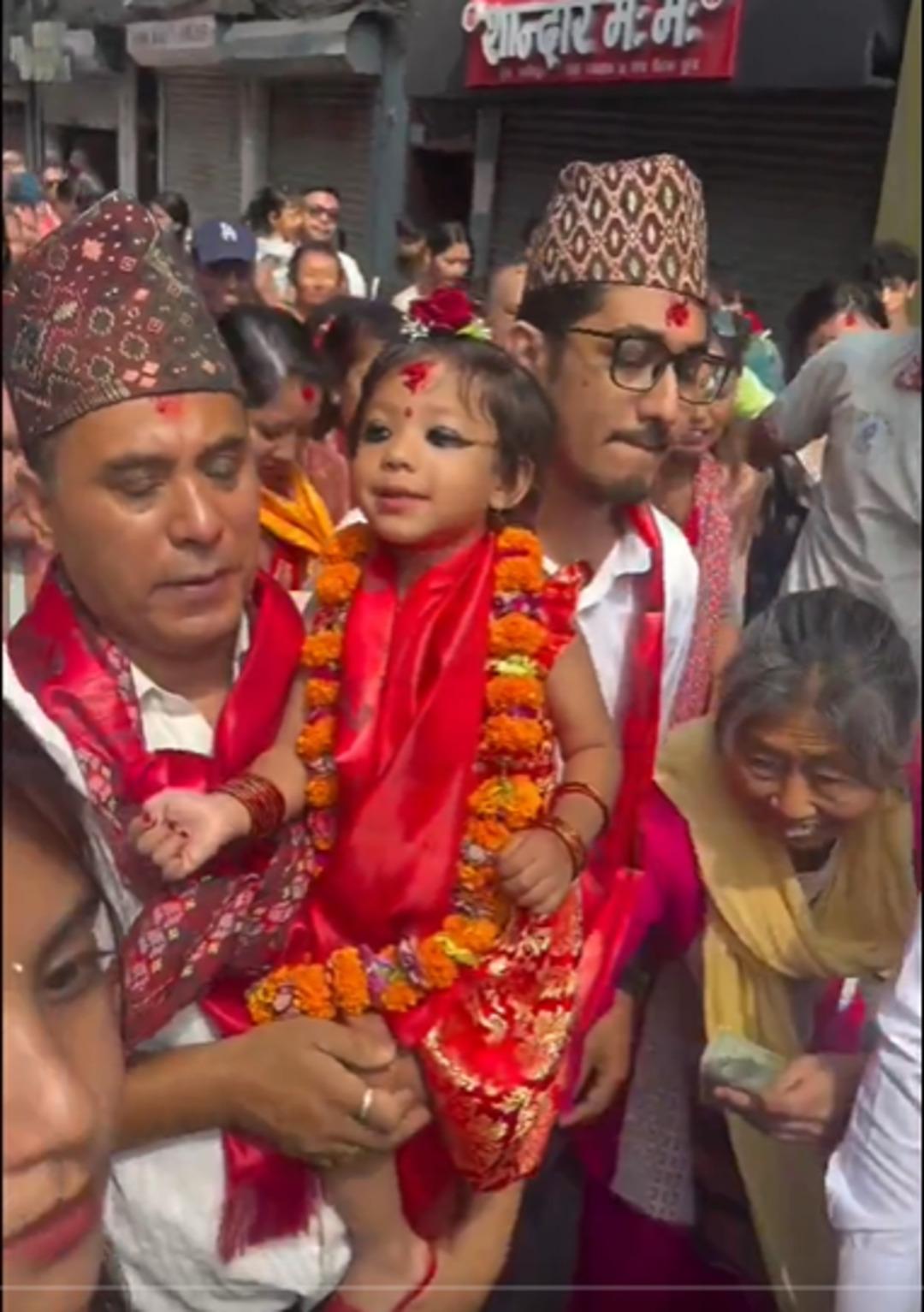 Daha 2 yaşında ancak "tanrıça" seçildi! Bundan sonra sarayda yaşayacak... "Dün kızımdı bugün tanrıça" 1