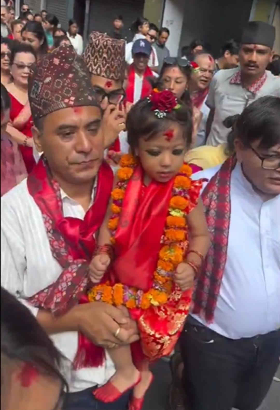 Daha 2 yaşında ancak "tanrıça" seçildi! Bundan sonra sarayda yaşayacak... "Dün kızımdı bugün tanrıça" 2