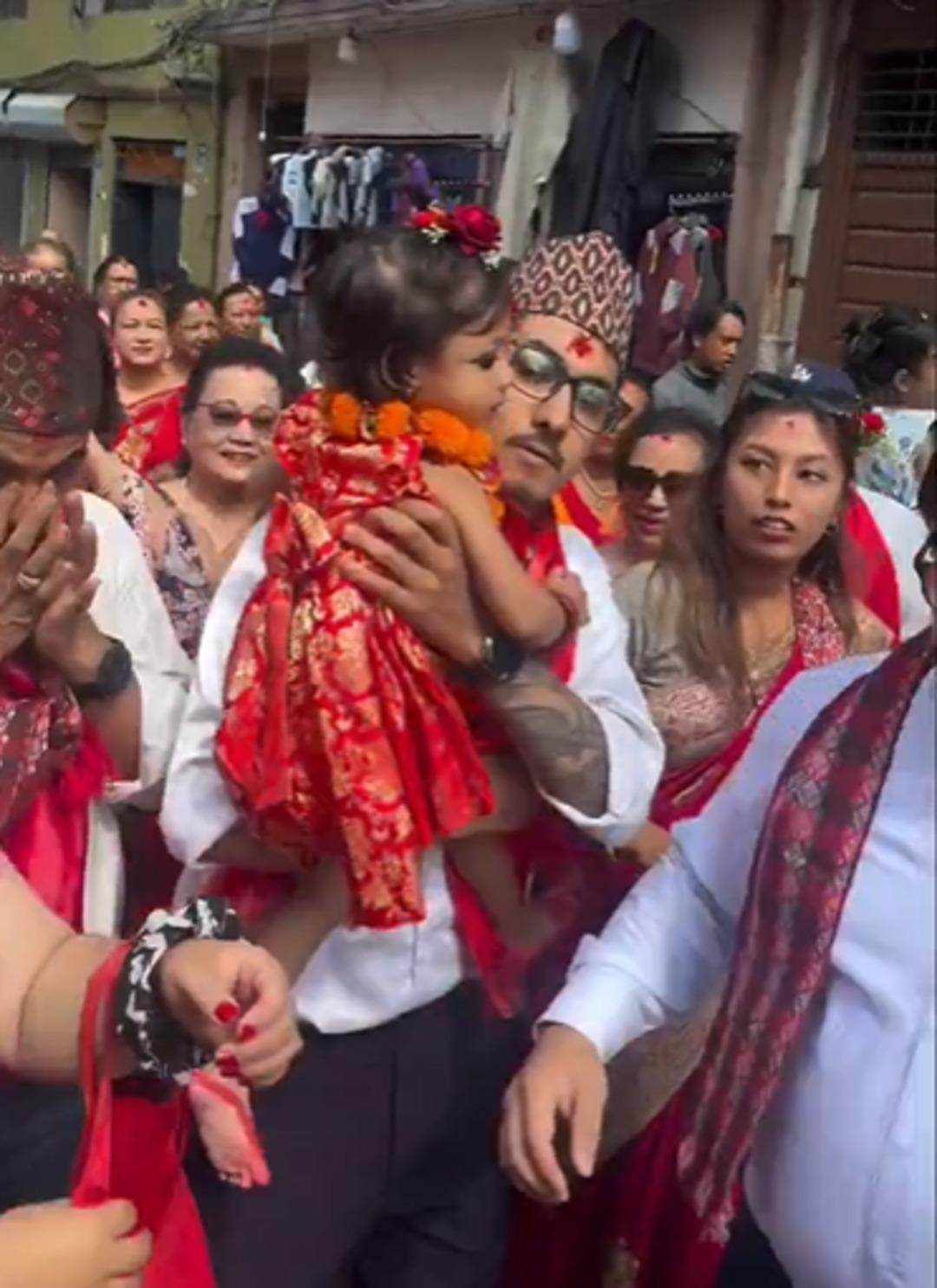 Daha 2 yaşında ancak "tanrıça" seçildi! Bundan sonra sarayda yaşayacak... "Dün kızımdı bugün tanrıça" 3