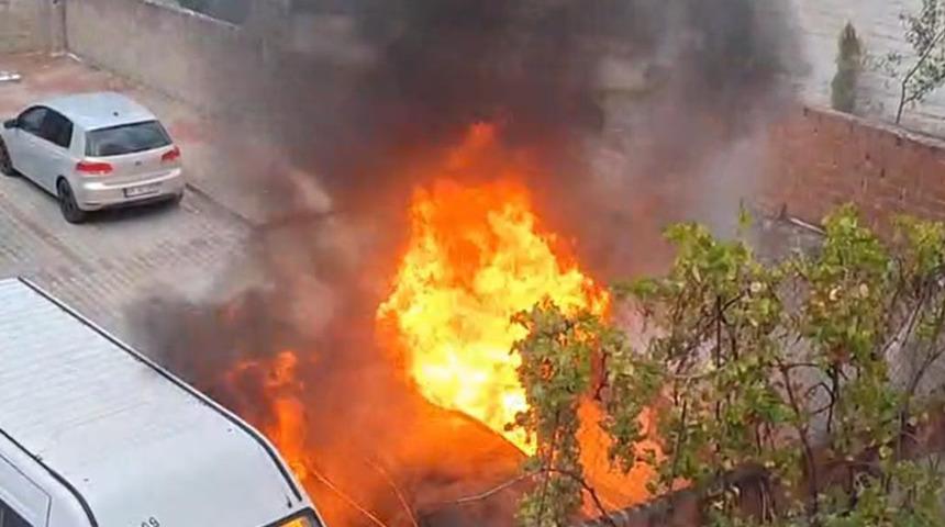 Bursa'da 3 araç çıkan yangında zarar gördü