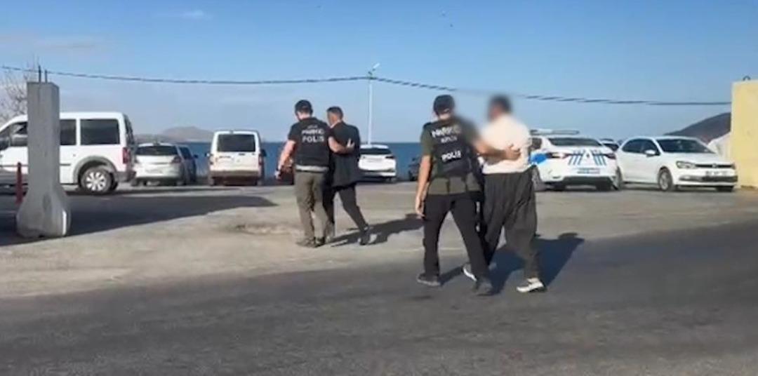 Midelerinden 136 kapsül uyuşturucu çıkan yabancı uyruklu 2 kişi gözaltına alındı 2