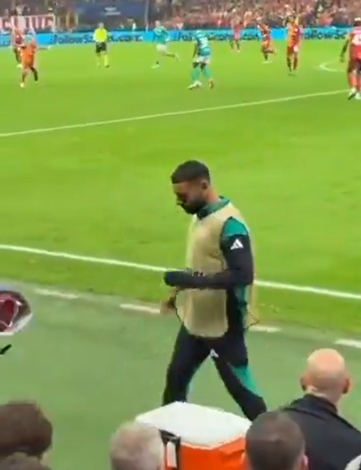 Mohammed Salah'ın RAMS Park'ta zor anları! Isınmak için kenara geldiği an dayanamayıp yedek kulübesine gitti G3