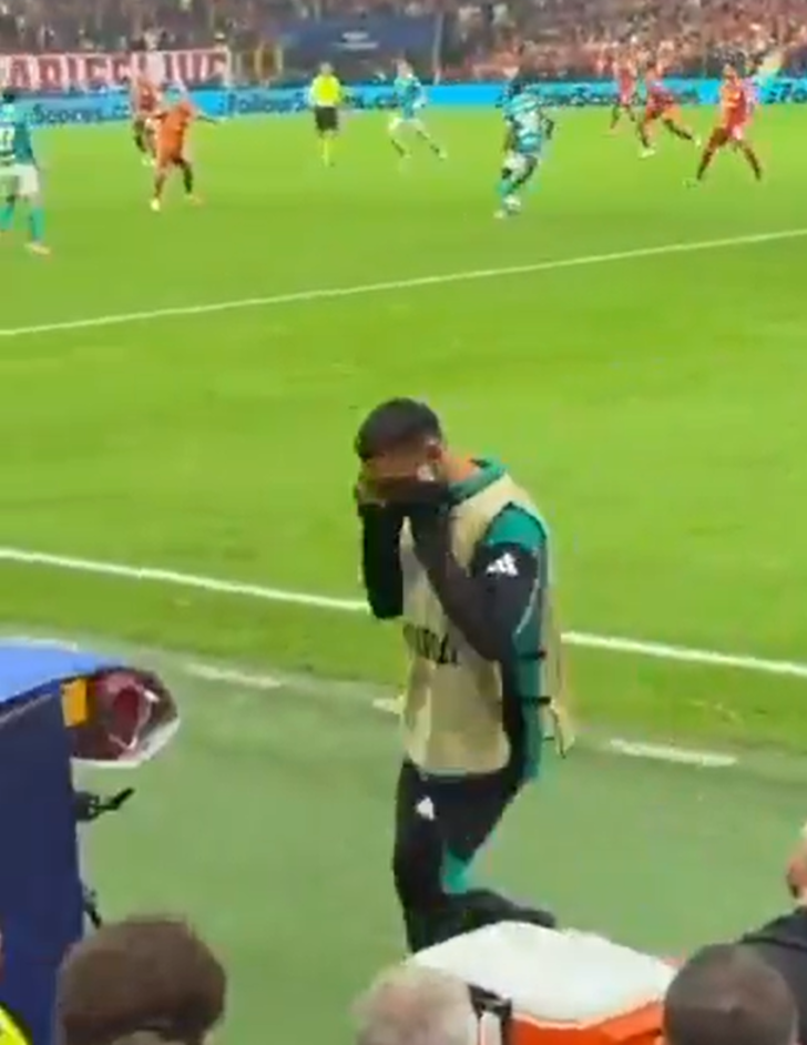 Mohammed Salah'ın RAMS Park'ta zor anları! Isınmak için kenara geldiği an dayanamayıp yedek kulübesine gitti G4