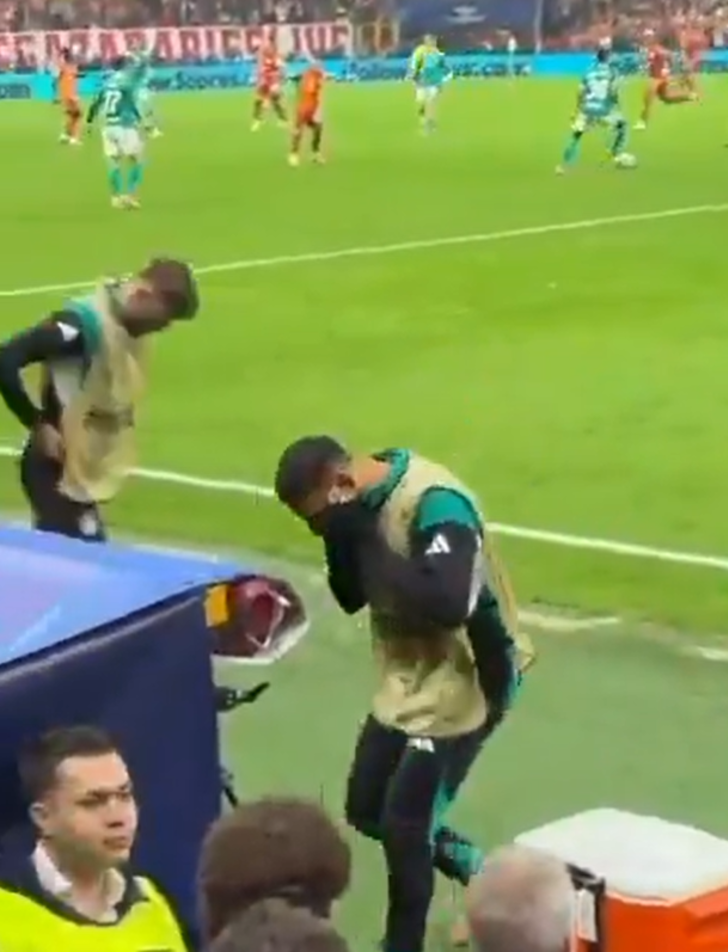 Mohammed Salah'ın RAMS Park'ta zor anları! Isınmak için kenara geldiği an dayanamayıp yedek kulübesine gitti G5