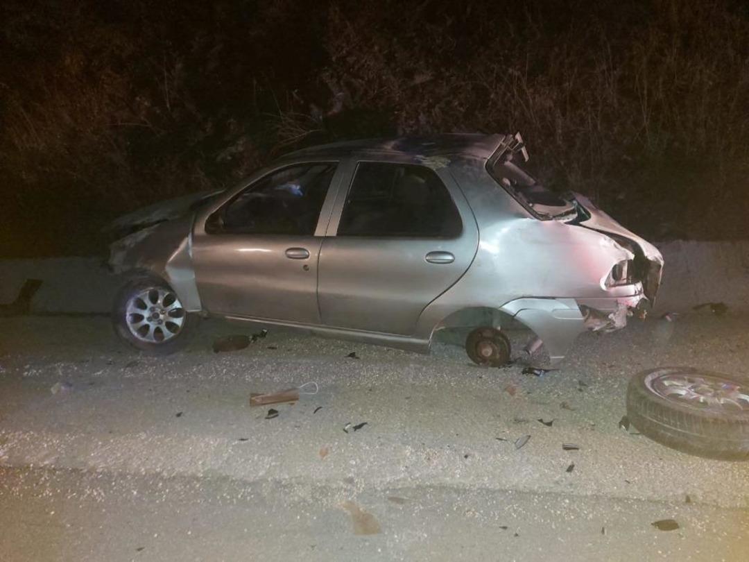 Kontrolden çıkan otomobil beton zemine çarptı: 2 kişi yaralandı 1