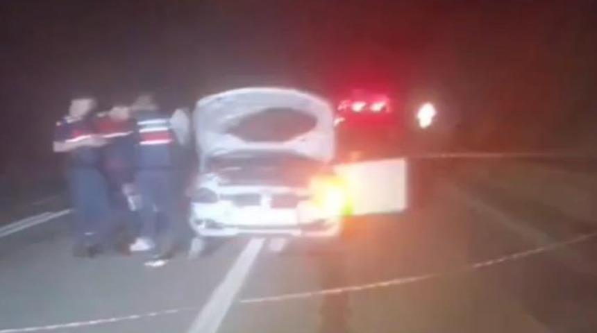 Otomobil, park halindeki kamyona &ccedil;arptı: 1 &ouml;l&uuml;, 1 yaralı