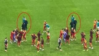 Liverpool'un hocası Arne Slot'tan maç sonunda Okan Buruk'a olay hareket!