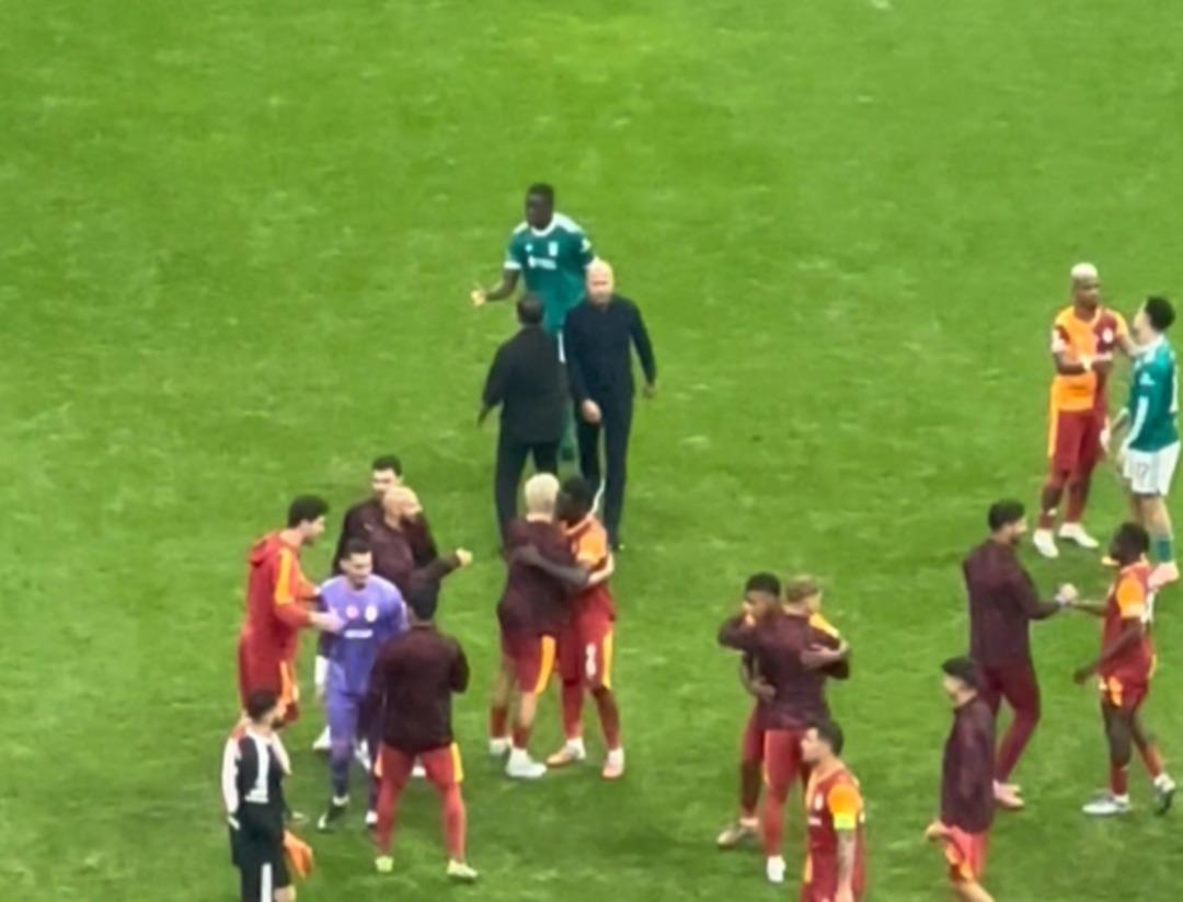 Liverpool un hocası Arne Slot tan maç sonunda Okan Buruk a olay hareket! 1